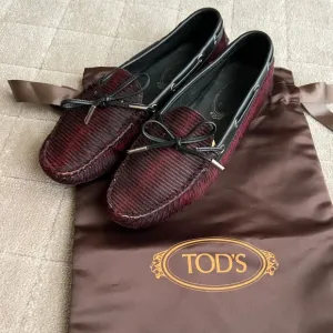 Tod’s Gommino Driving Shoes in Maroon/Black Fur. Size 38.