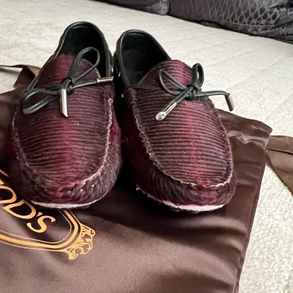 Tod’s Gommino Driving Shoes in Maroon/Black Fur. Size 38.