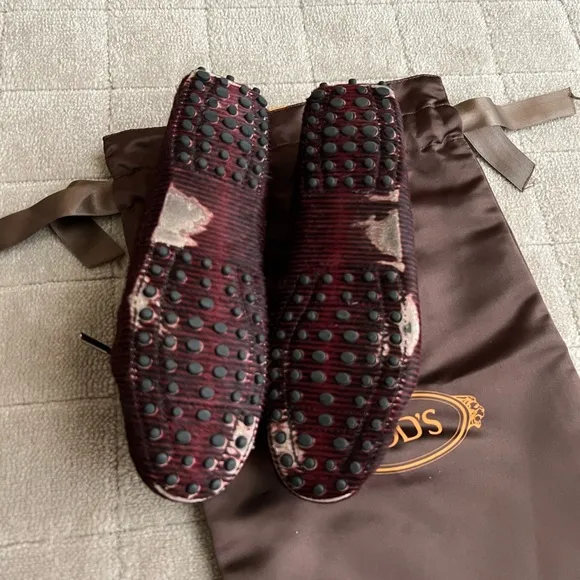 Tod’s Gommino Driving Shoes in Maroon/Black Fur. Size 38.