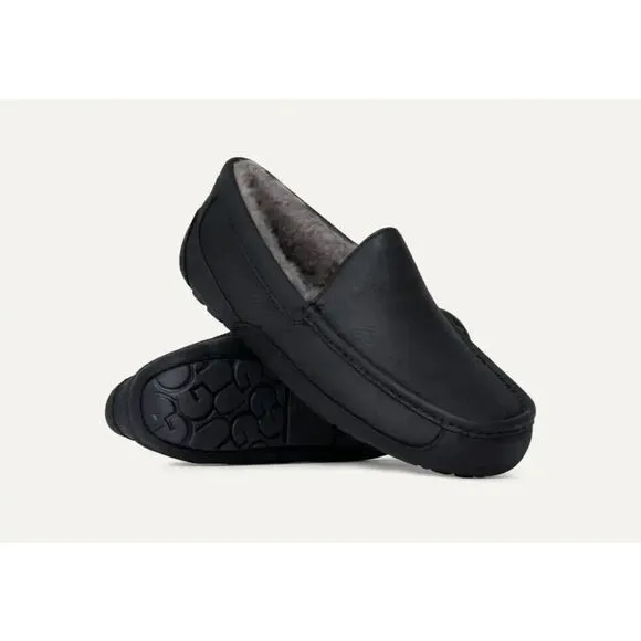 UGG Ascot 1103889 Slippers Men's US 11 Black Leather Faux Fur Lined Shoes TF4440