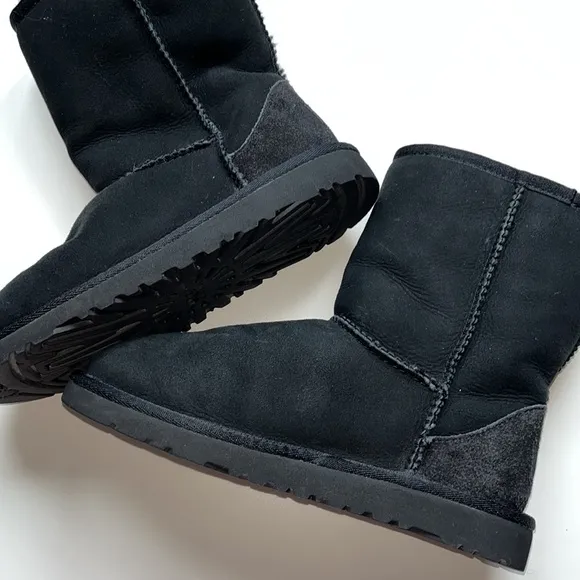 UGG Australia Kids’ Classic II Fashion Boot Black Sheepskin, Like New, Size 3