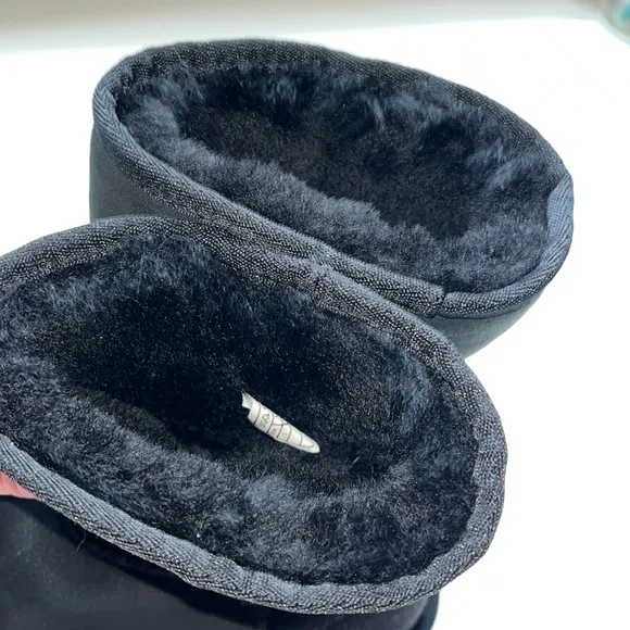 UGG Australia Kids’ Classic II Fashion Boot Black Sheepskin, Like New, Size 3