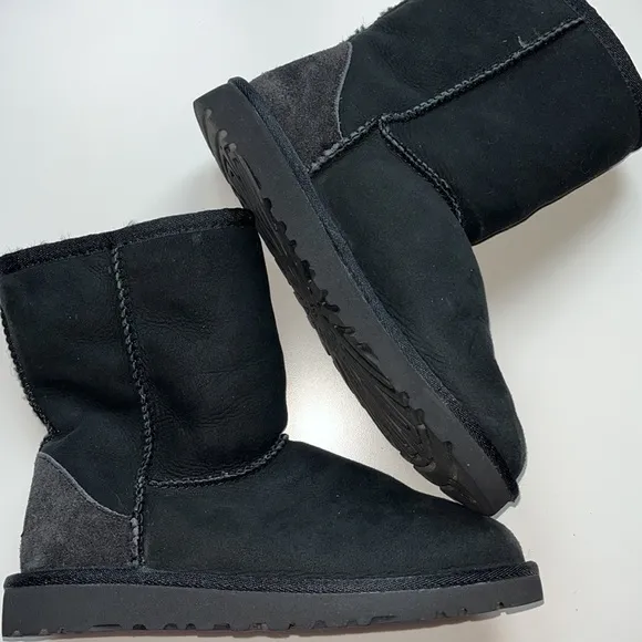 UGG Australia Kids’ Classic II Fashion Boot Black Sheepskin, Like New, Size 3