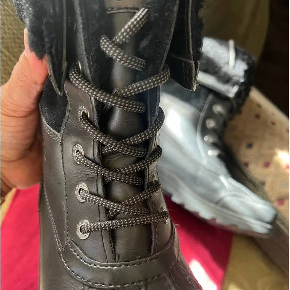 UGG BUTTE II CWR' LACE-UP HIKING BOOTS Size 3Waterproof Outdoors!!