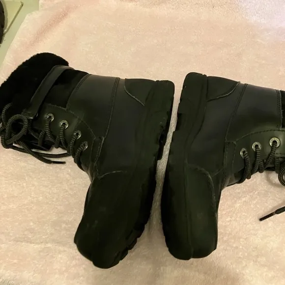 UGG BUTTE II CWR' LACE-UP HIKING BOOTS Size 3Waterproof Outdoors!!
