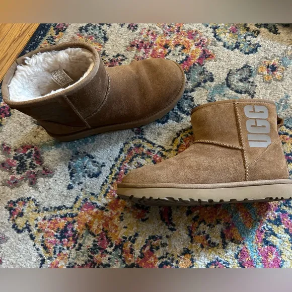 UGG CLASSIC MINI UGG RUBBER LOGO CHESTNUT BOOTS - WOMEN'S