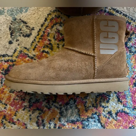 UGG CLASSIC MINI UGG RUBBER LOGO CHESTNUT BOOTS - WOMEN'S