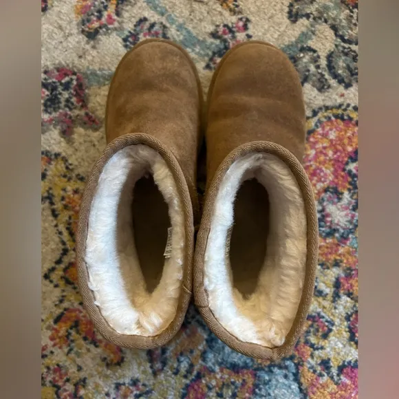 UGG CLASSIC MINI UGG RUBBER LOGO CHESTNUT BOOTS - WOMEN'S