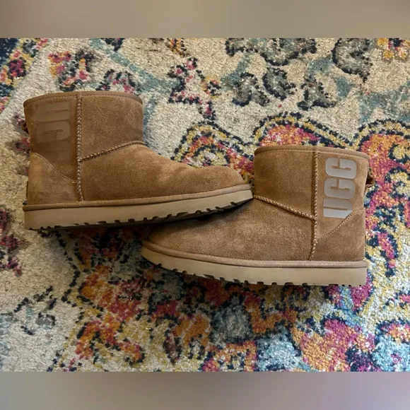 UGG CLASSIC MINI UGG RUBBER LOGO CHESTNUT BOOTS - WOMEN'S