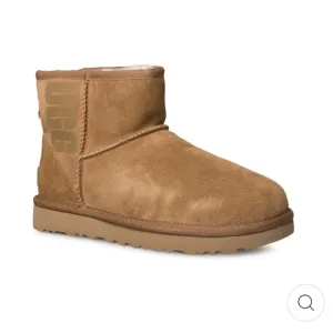 UGG CLASSIC MINI UGG RUBBER LOGO CHESTNUT BOOTS - WOMEN'S