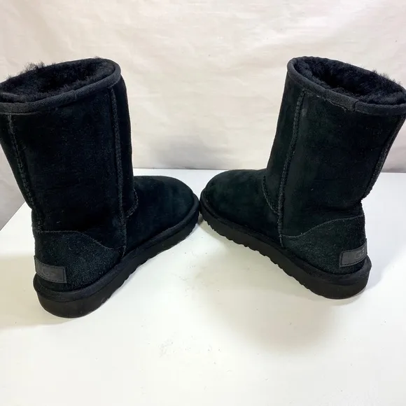 UGG CLASSIC SHORT II ANKLE BOOT