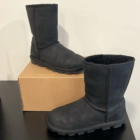 UGG Essential Short Black Leather Shearling Lined Boots Size 8
