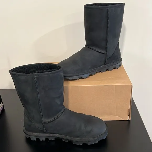 UGG Essential Short Black Leather Shearling Lined Boots Size 8