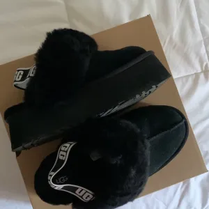 UGG funkette black slingback platform slippers