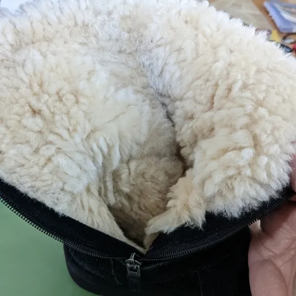UGG kid's Maddie black buckle boots Size 1 GUC