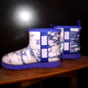 UGG Purple &amp; Pink Classic Clear Mini Marble Waterproof Pull-On Boot Booties Sz 9