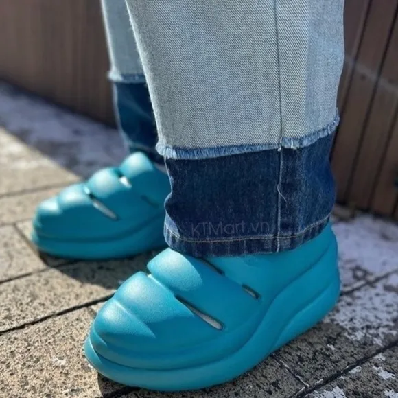 Ugg Sport Yeah Clogs in Blue Color sz W9