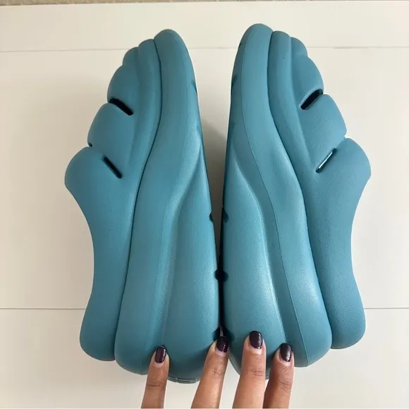 Ugg Sport Yeah Clogs in Blue Color sz W9