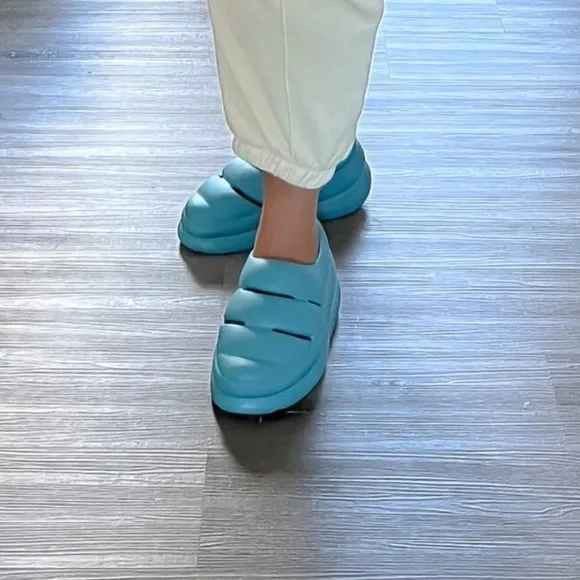 Ugg Sport Yeah Clogs in Blue Color sz W9
