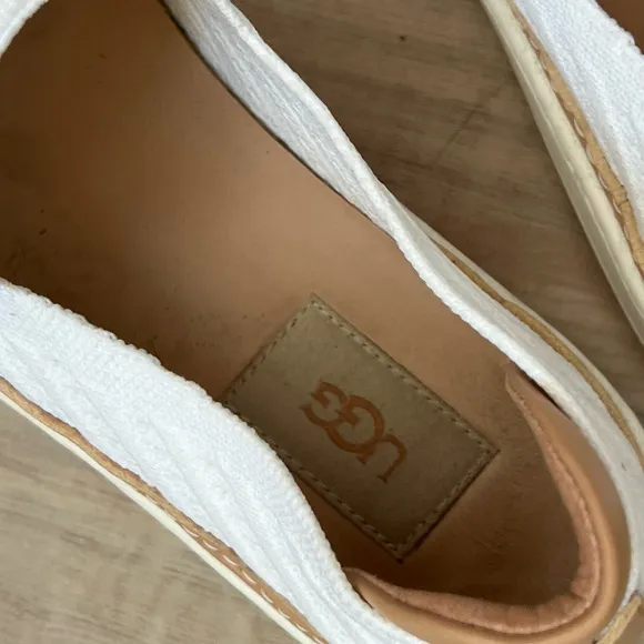 UGG Woman’s Sammy Chevron slip on mesh sneakers in a 9