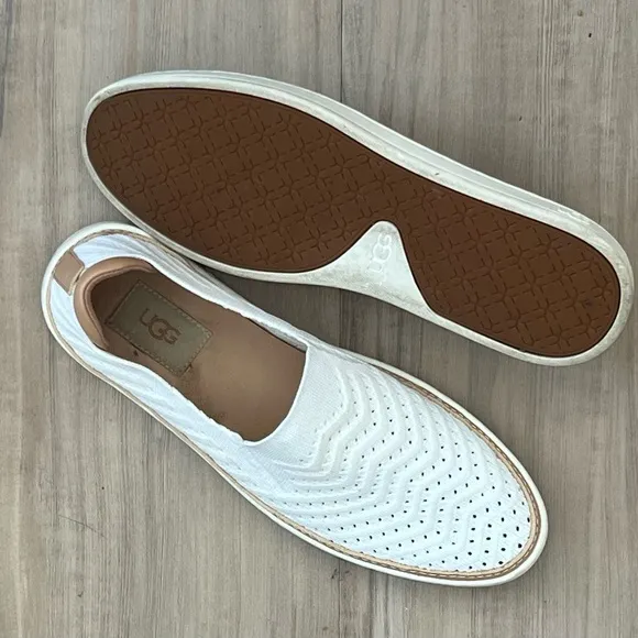 UGG Woman’s Sammy Chevron slip on mesh sneakers in a 9