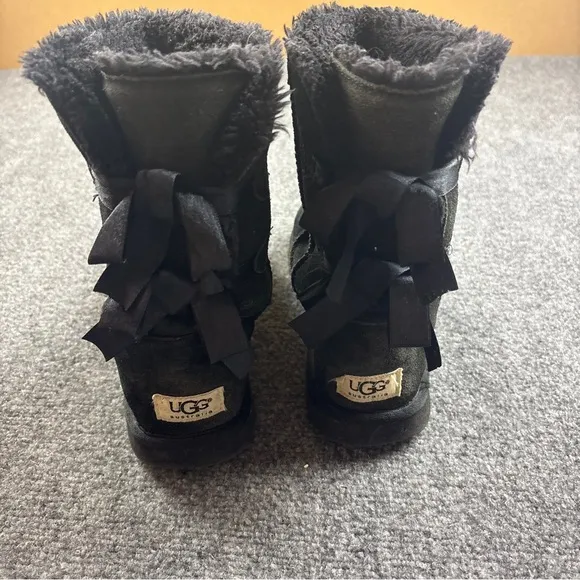 UGG Women’s Black Bailey Bow II Shearling Lined Boot size: 10