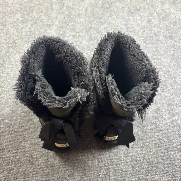 UGG Women’s Black Bailey Bow II Shearling Lined Boot size: 10