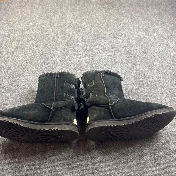 UGG Women’s Black Bailey Bow II Shearling Lined Boot size: 10