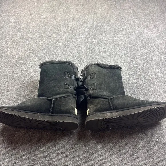 UGG Women’s Black Bailey Bow II Shearling Lined Boot size: 10