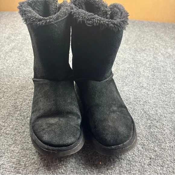 UGG Women’s Black Bailey Bow II Shearling Lined Boot size: 10