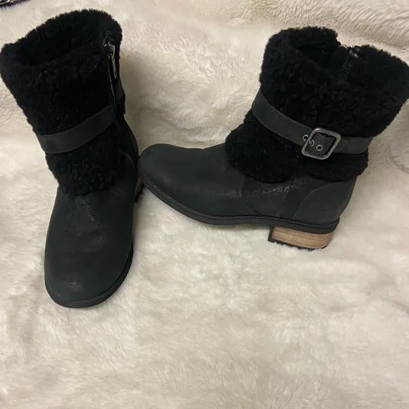 UGG® WOMEN'S BLAYRE II WATER RESISTANT BOOTS - ROUND TOE size 6.5