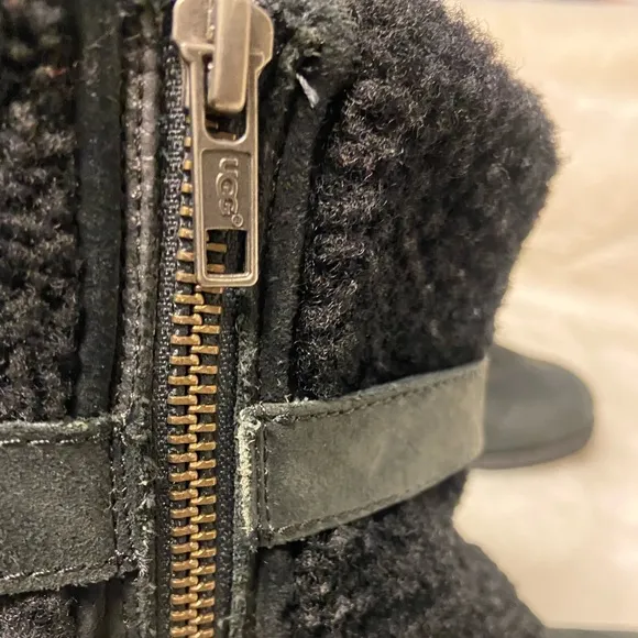 UGG® WOMEN'S BLAYRE II WATER RESISTANT BOOTS - ROUND TOE size 6.5