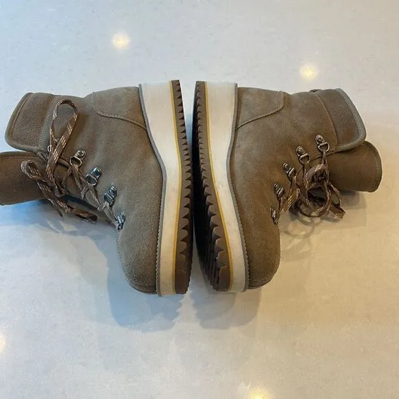 Ugg women’s boots size 6.5 waterproof nice hiking boots fun look, nice soles.