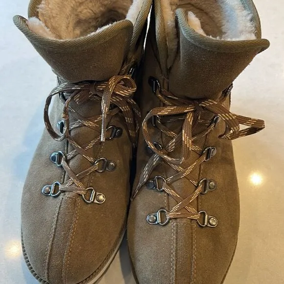Ugg women’s boots size 6.5 waterproof nice hiking boots fun look, nice soles.
