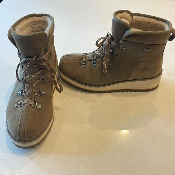 Ugg women’s boots size 6.5 waterproof nice hiking boots fun look, nice soles.