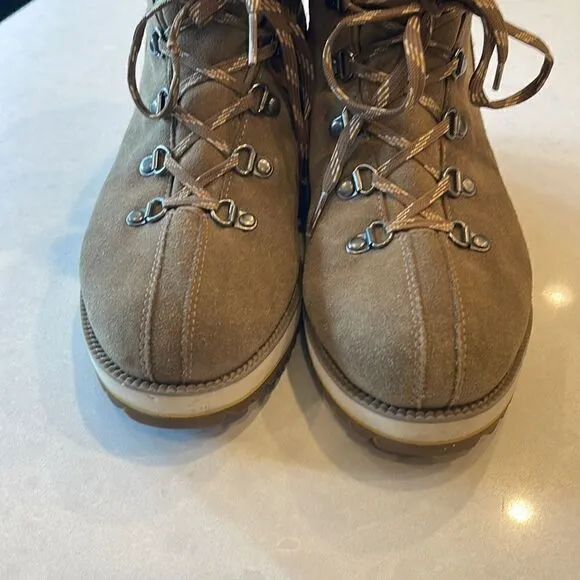 Ugg women’s boots size 6.5 waterproof nice hiking boots fun look, nice soles.
