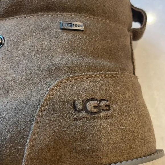 Ugg women’s boots size 6.5 waterproof nice hiking boots fun look, nice soles.