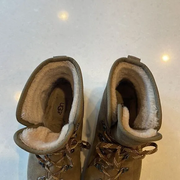 Ugg women’s boots size 6.5 waterproof nice hiking boots fun look, nice soles.