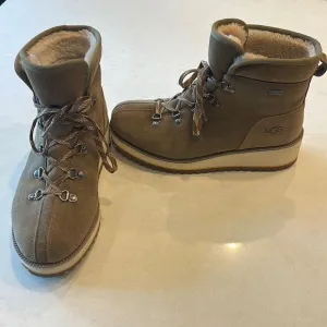 Ugg women’s boots size 6.5 waterproof nice hiking boots fun look, nice soles.