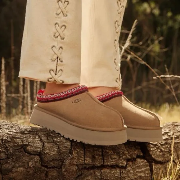 UGG® Women’s Tazz II Shearling Lined Platform Shoes in Chestnut