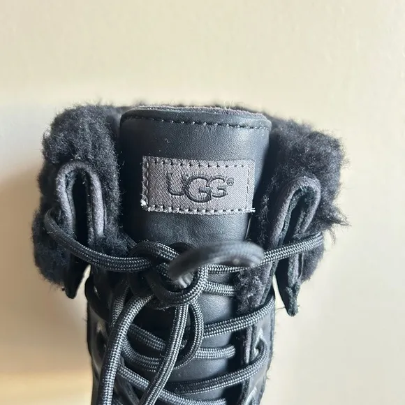 UGGS Men’s Waterproof Butte Black Boots Size 10 Duck Toe Wool Lining Lace Up