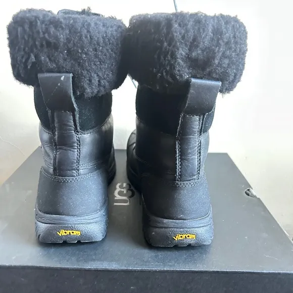 UGGS Men’s Waterproof Butte Black Boots Size 10 Duck Toe Wool Lining Lace Up