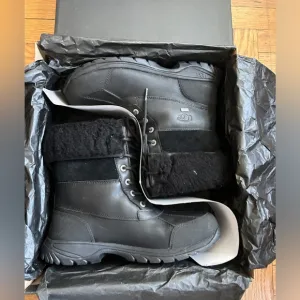 UGGS Men’s Waterproof Butte Black Boots Size 10 Duck Toe Wool Lining Lace Up