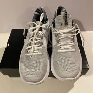 Under Armour Shoes M10.5 W12 Gray Sneaker Running Walking FLOW New