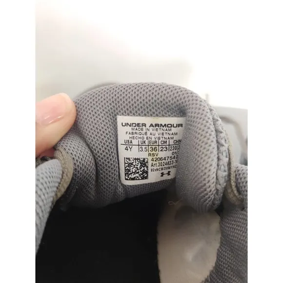 (V) Under Armour Youth shoes sneakers running sport sz 4Y