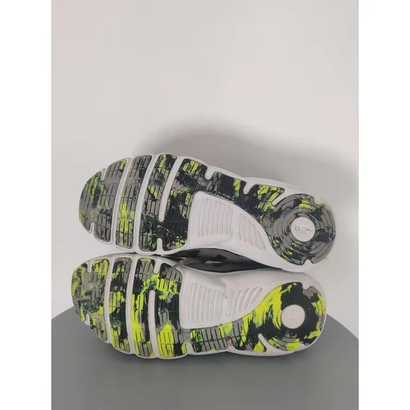 (V) Under Armour Youth shoes sneakers running sport sz 4Y