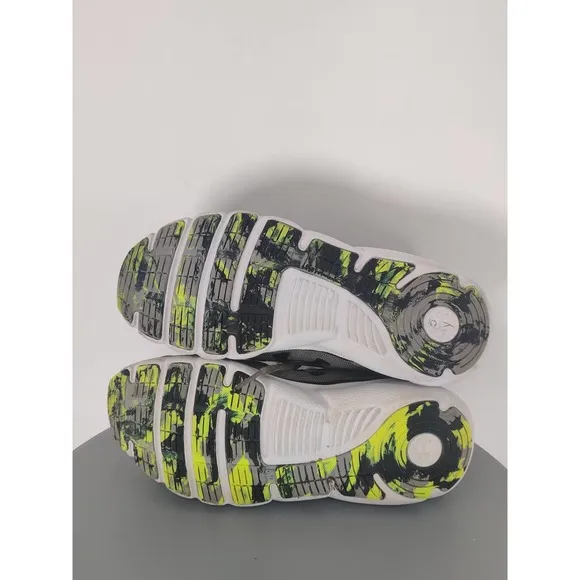 (V) Under Armour Youth shoes sneakers running sport sz 4Y