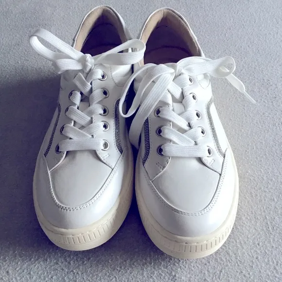 Vaneli Sport Yoela White Leather Sneakers NWT Size 7
