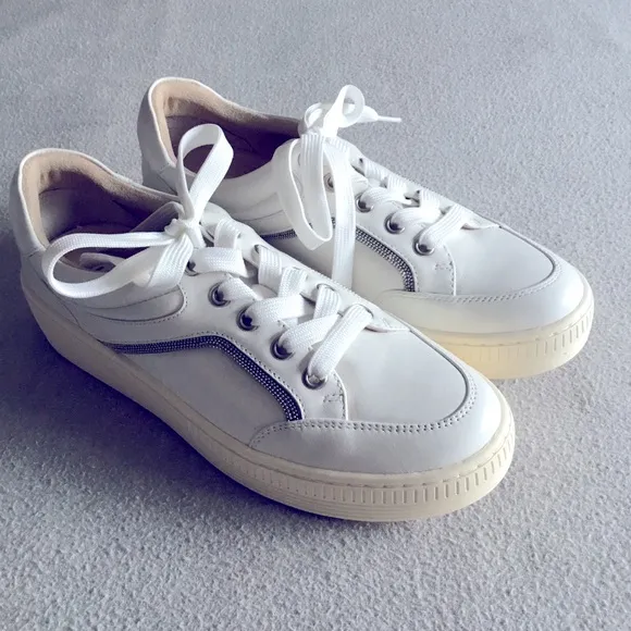 Vaneli Sport Yoela White Leather Sneakers NWT Size 7