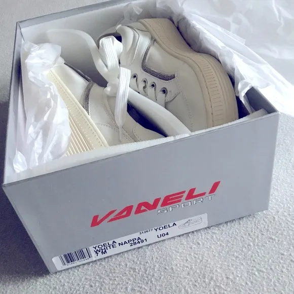 Vaneli Sport Yoela White Leather Sneakers NWT Size 7